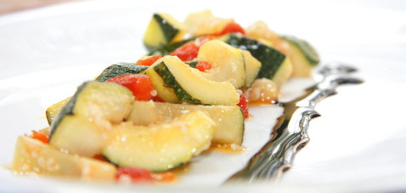 Закуска из цукини с курагой и кунжутом