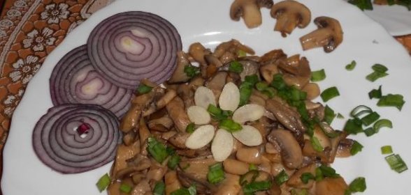 Тушеные грибы с соевым соусом и чесноком