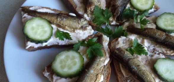 Бутерброды со шпротами и свежим огурчиком