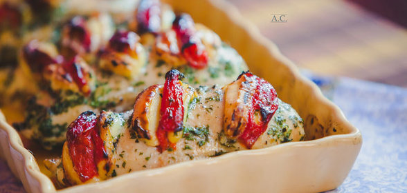 Курица с козьим сыром и печеным перцем