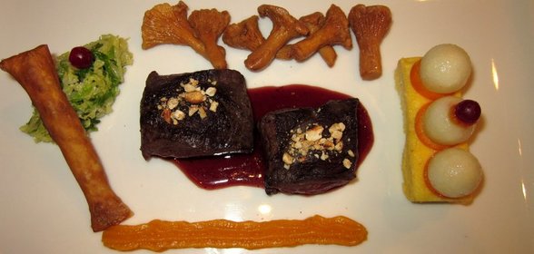 Оленина с брусничным соусом