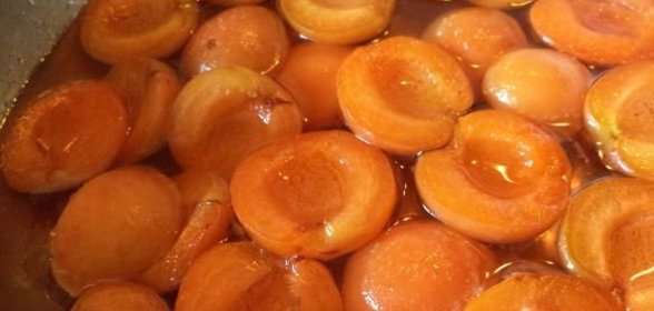 Абрикосовое варенье половинками