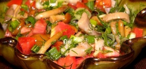 Салат с солеными грибами и свежими помидорами