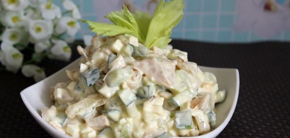 Салат с консервированным кальмаром, жареным луком и огурцом