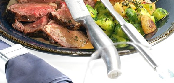 Рибай с молодой картошкой, брюссельской капустой и соусом грейви