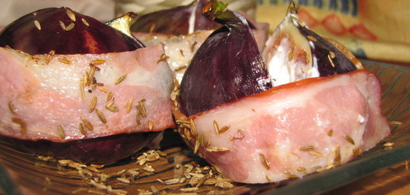 Инжир, фаршированный козьим сыром