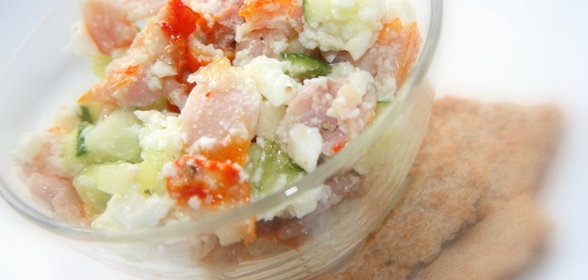 Салат с копченой курицей, огурцом и пресным сыром