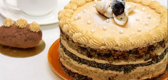Торт с маком и черносливом