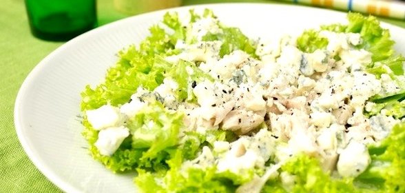 Зелёный салат с курицей и голубым сыром