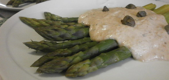 Зелёная спаржа под соусом из тунца