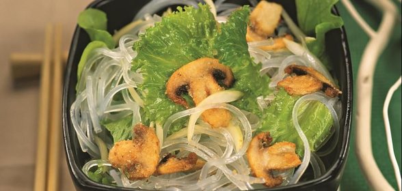 Грибы в сухарях с рисовой лапшой и салатом фризе