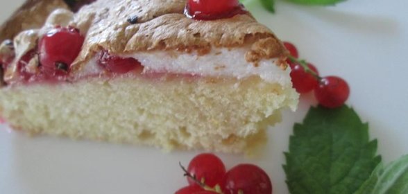 Пирог с красной смородиной и безе