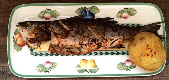 Сибас на гриле с запеченным картофелем