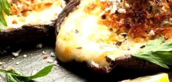 Грибы, фаршированные рикоттой, фетой и шпинатом, под корочкой из пармезана