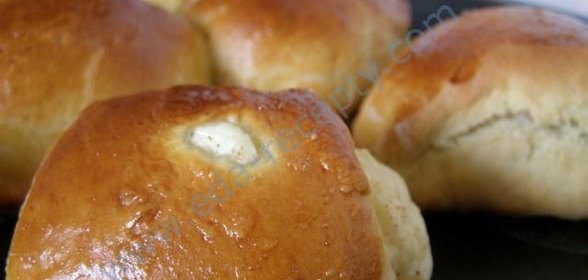 Дрожжевые булочки с творогом и корицей