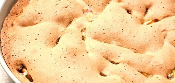 Шарлотка с персиками