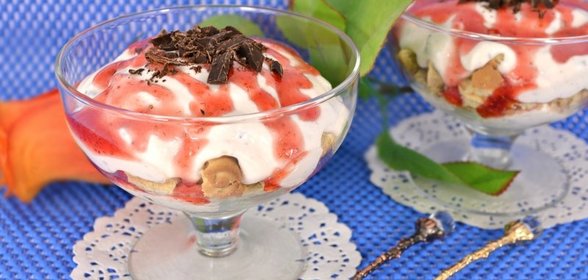 Творожный десерт с печеньем, клубничным джемом и шоколадом
