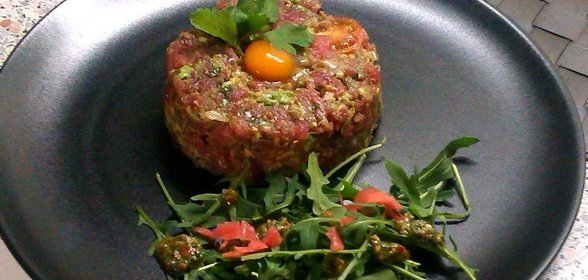 Тартар из тунца с авокадо и помидорами черри