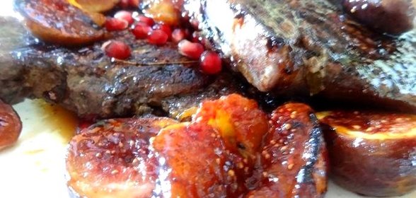 Свиные стейки гриль под винным маринадом с инжирным соусом