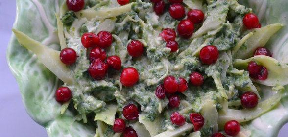 Салат с капустой , с сырной заправкой и шпинатом