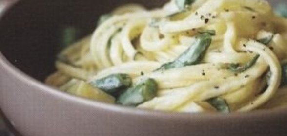 Спагетти со стручковой фасолью и голубым сыром