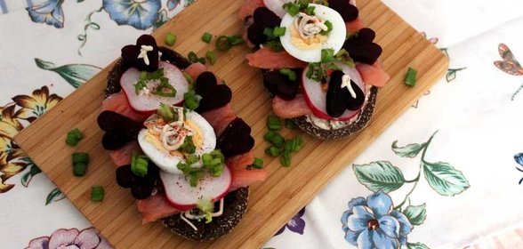 Сморреброды с домашним сливочным сыром из ряженки, лососем и свёклой