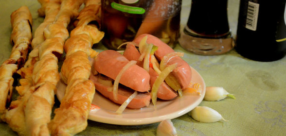 Острые УТОПЕНЦЫ (маринованные шпикачки) со слоёными «косичками». Тест-драйв с Окраиной