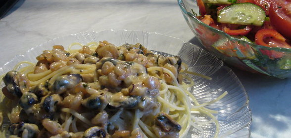 Спагетти с креветками и мнидиями в сливочном соусе