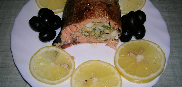 Форель в воротнике из бекона, фаршированная