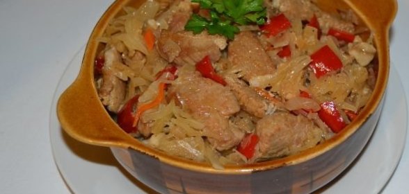Гуляш из свинины с квашеной капустой