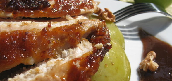 Курица запечённая с яблоками и орехами ,в яблочно-медовой глазури и под яблочным соусом