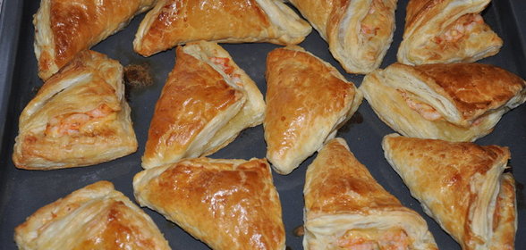 Слоёные треугольнички с сыром и креветками