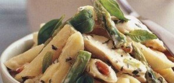 Пенне с курицей, спаржей и соусом песто