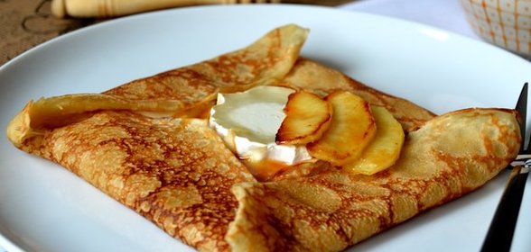 Французские блинчики с яблоком, соленой карамелью и козьим сыром