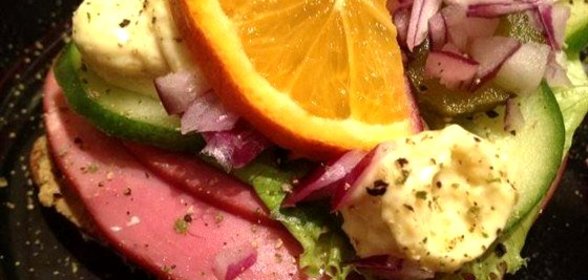 Датский открытый сэндвич с паштетом и салями