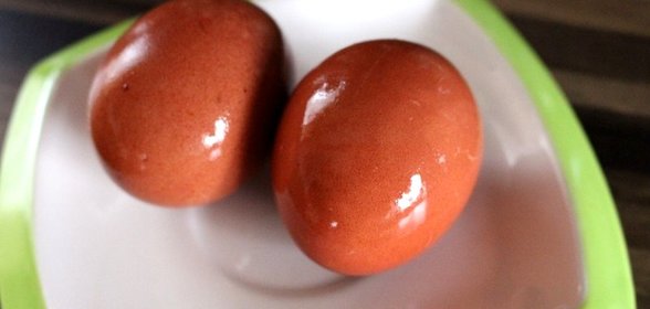 Яйца, крашеные молотым красным перцем (паприкой)