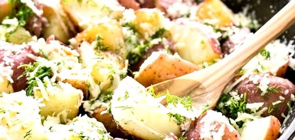 Молодой картофель с укропом