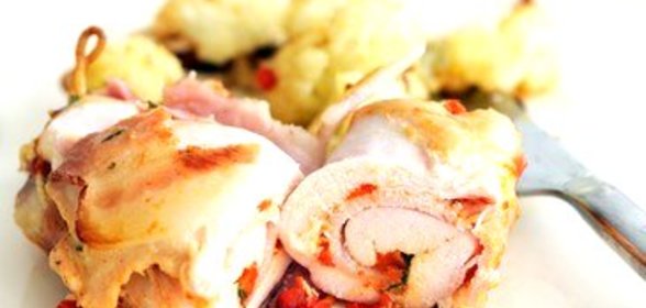 Куриные рулеты с жареными перцами, прошутто и моцареллой