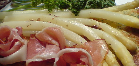 Спаржа на зелёном блинчике со сливочно-лимонным маслом и Пармской ветчиной