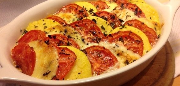 Полента, запеченная с помидорами