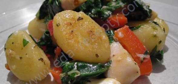 Жареные ньокки с зеленью и белой фасолью