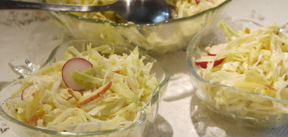 Салат из капусты с яблоком, редиской и конфитюрной заправкой