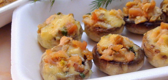 Грибы фаршированные, фуршетные, с карпаччо из куриной грудки
