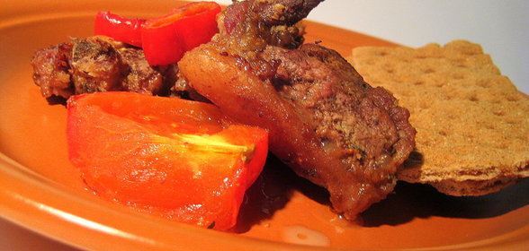 Баранина в медовом маринаде с томатами и перцем