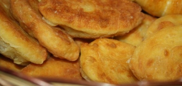 Жареные пирожки на кефирном тесте с луком и яцом