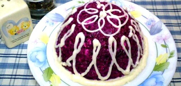 Свекольный салат с сыром и чесноком