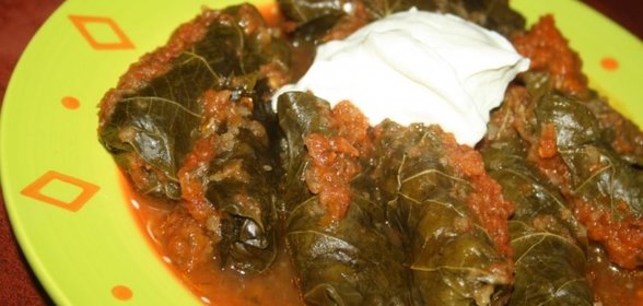 Долма в мультиварке в овощном соусе