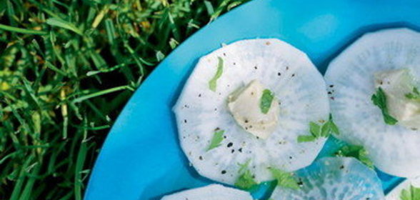 Карпаччо из редьки с хумусом