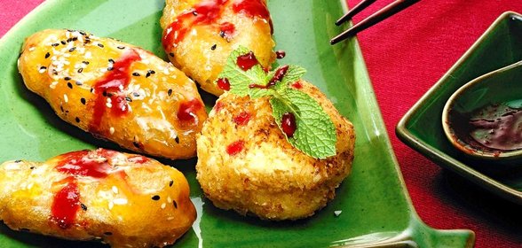 Бананы в карамели с жареным мороженым