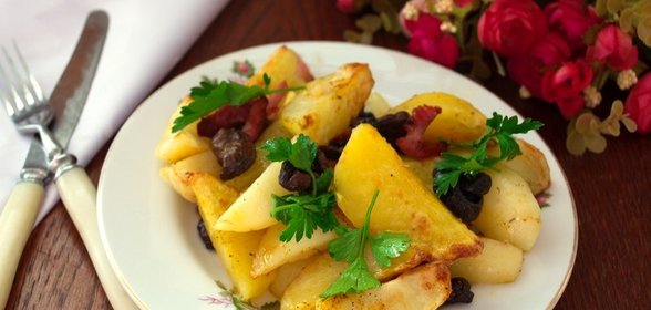 Картофель в духовке с белыми грибами и беконом